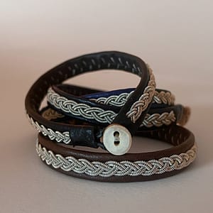 Handgjort läderarmband med tenntråd
