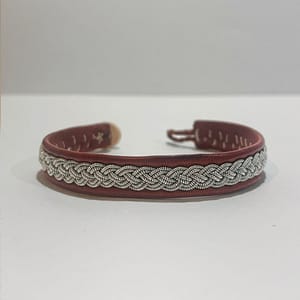 brunt Läderarmband med fyrfläta av tenntråd